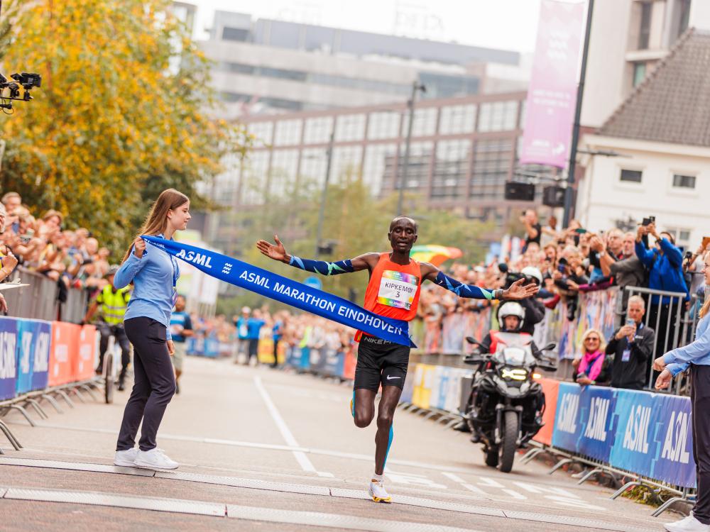 Renner die over de finish loopt tijdens de marathon in Eindhoven
